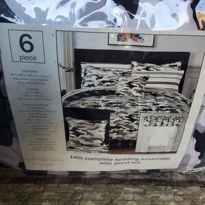 Twin Complete Bedding Ensemble w/ Complete Set of Sheets